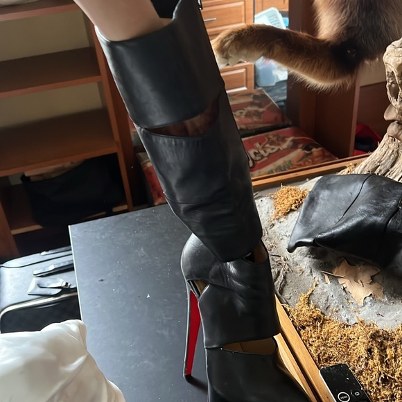 Pair of 39 1/2 Christian louboutin boots - Picture 2 of 2